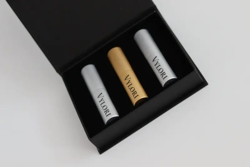parfumproben-geschenkset-vylori-detail-geoeffnete-box-jpg Stellen Sie Ihr eigenes Parfüm-Probenset für Frauen zusammen